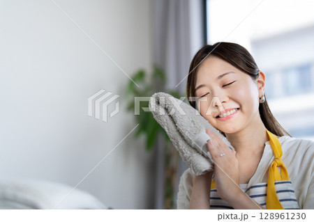 洗濯が終わったタオルを確認する 128961230