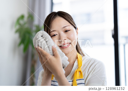 洗濯が終わったタオルを確認する 128961232