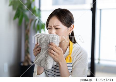 洗濯物の匂いを確認する主婦 洗濯物の匂いを確認する主婦 128961234