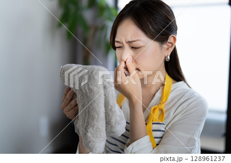 洗濯物の匂いを確認する主婦 128961237
