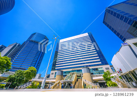 日本の東京都市景観 品川駅やオフィスビル群などを望む＝7月26日 128961239