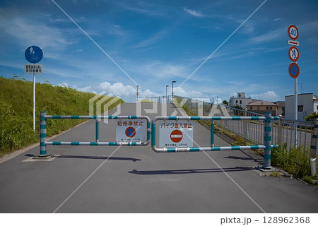 駐停車禁止、バイク進入禁止標識ゲート 128962368