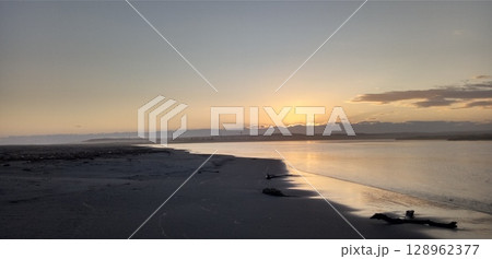 夕暮れの海岸 128962377