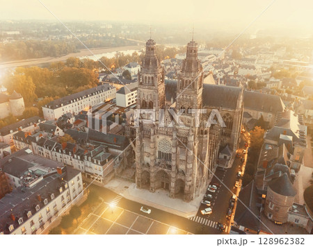 Night view of Cathedral Saint-Gatien in Tours 128962382
