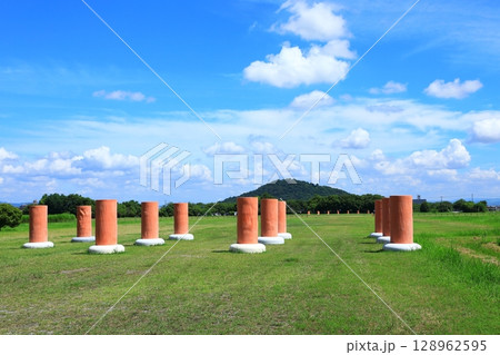 藤原宮跡朝堂院南門から耳成山を望む 藤原宮跡朝堂院南門から耳成山を望む 128962595