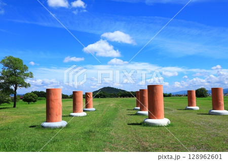 藤原宮跡朝堂院南門から耳成山を望む 128962601