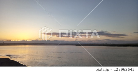 沈みかける夕陽 128962643