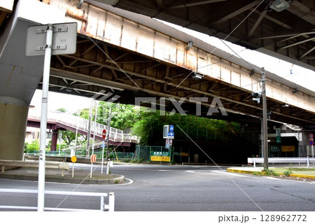 横浜市　新横浜通りの高速道路（第三京浜・横浜新道）入口 128962772