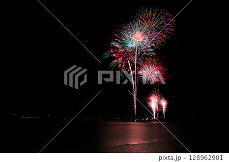 夜空に咲く花火 128962901