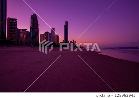 オーストラリア クイーンズランド州ゴールドコーストのビーチと高層ビル群の夕景 オーストラリア クイーンズランド州ゴールドコーストのビーチと高層ビル群の夕景 128962943