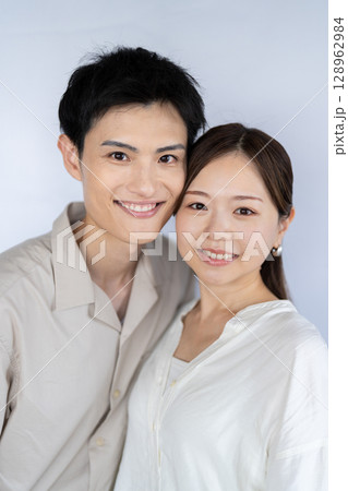 寄り添うカップルのポートレート 128962984