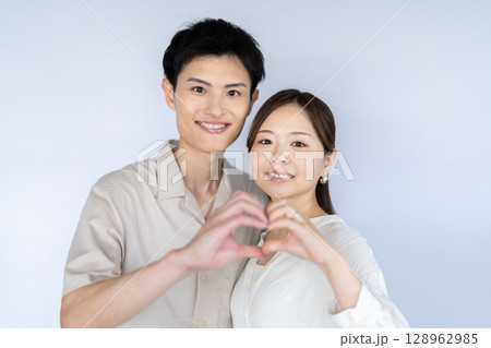 ハートを手で作るカップル 128962985