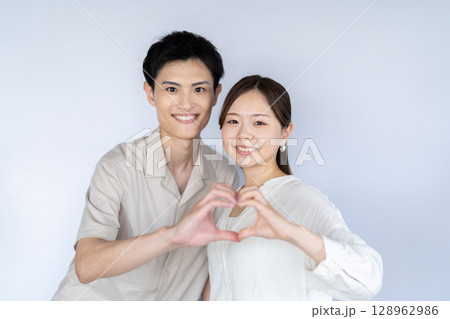 ハートを手で作るカップル 128962986
