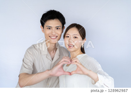 ハートを手で作るカップル 128962987