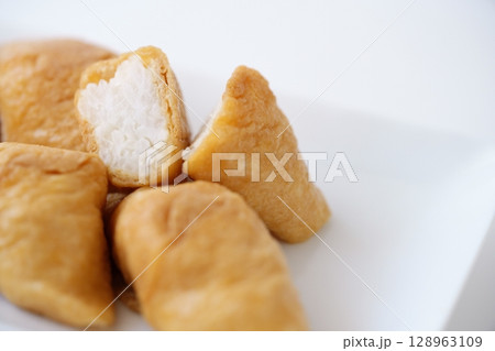 ふっくらとした油揚げのやさしい茶色と酢飯のつややかな白のコントラスト(解凍前) ふっくらとした油揚げのやさしい茶色と酢飯のつややかな白のコントラスト(解凍前) 128963109