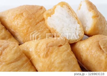 ふっくらとした油揚げのやさしい茶色と酢飯のつややかな白のコントラスト(解凍前) ふっくらとした油揚げのやさしい茶色と酢飯のつややかな白のコントラスト(解凍前) 128963110