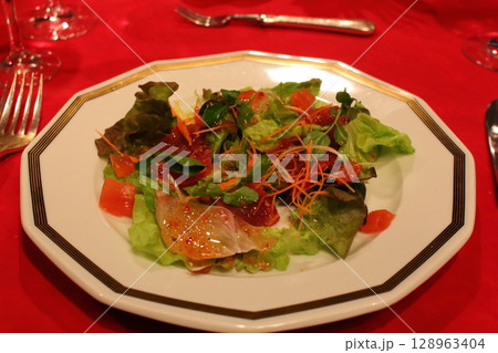 フランス料理店の前菜 真鯛のカルパッチョとサラダ フランス料理店の前菜 真鯛のカルパッチョとサラダ 128963404