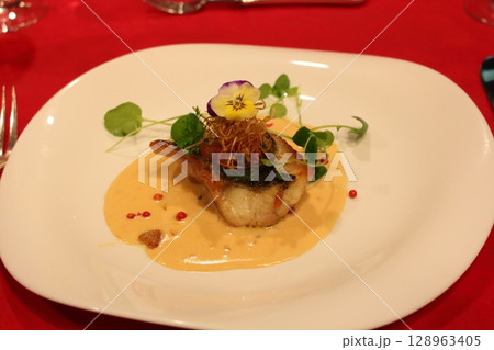 フランス料理 真鯛のポワレ フランス料理 真鯛のポワレ 128963405