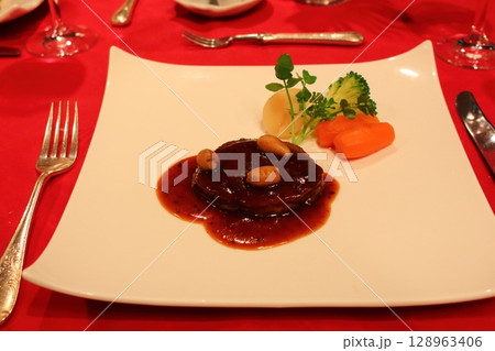 フランス料理のメインディッシュ 牛フィレ肉のステーキ赤ワインソース添え 128963406