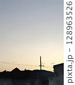 夕暮れの住宅街のシルエット 128963526