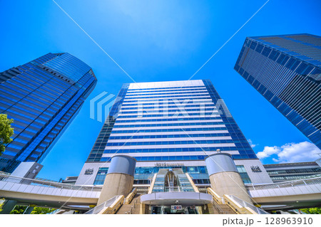 日本の東京都市景観 品川駅やオフィスビル群などを望む＝7月26日 128963910