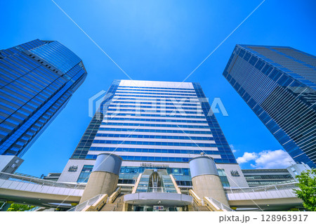 日本の東京都市景観 品川駅やオフィスビル群などを望む＝7月26日 128963917