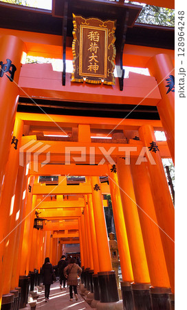 1000 red Torii gates in Kyoto 日本の古い神社境内に続く赤い鳥居の坂道 128964248