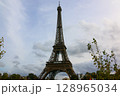 フランス パリの名所　エッフェル塔 128965034
