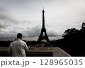 フランス パリの名所　エッフェル塔（シャイヨー宮からの眺め） 128965035