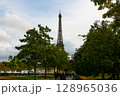 フランス パリの名所　エッフェル塔 128965036