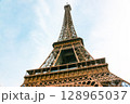 フランス パリの名所　エッフェル塔 128965037