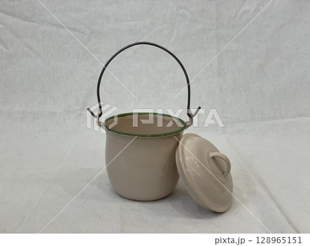 白い陶器の鉢 白い陶器の鉢 128965151