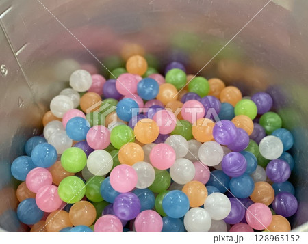 カラフルなスーパーボール カラフルなスーパーボール 128965152