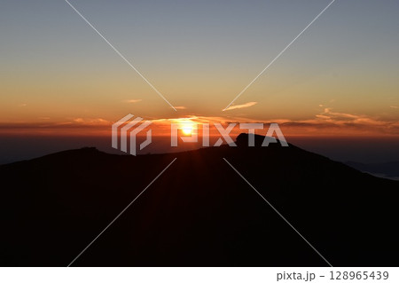 富士山山頂からのご来光 128965439