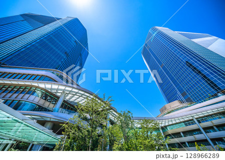 日本の東京都市景観7月。希望の光…高輪ゲートウェイ駅前の高輪ゲートウェイシティなどを望む＝26日 128966289