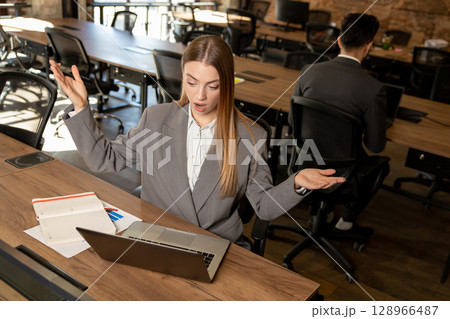 Cute long-haired blonde female manager working in the office Cute long-haired blonde female manager working in the office 128966487