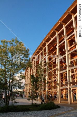 世界最大の木造建築物大阪関西万博の大屋根リング 128966834