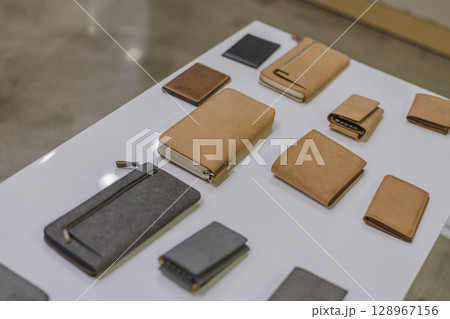 皮革財布　ディスプレイ 128967156