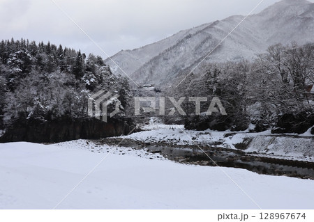 雪の積もった山 128967674