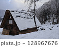 雪の積もった合掌造り 128967676