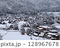 雪降る白川郷 128967678