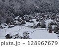 雪降る白川郷 128967679
