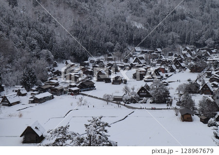 雪降る白川郷 128967679