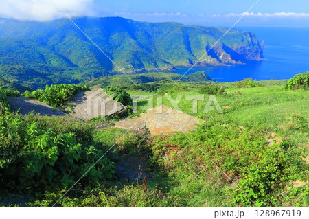 【島根県】摩天崖から見た監視所跡と国賀海岸(隠岐の島 西ノ島) 【島根県】摩天崖から見た監視所跡と国賀海岸(隠岐の島 西ノ島) 128967919