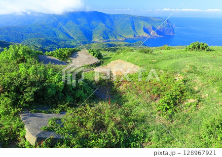 【島根県】摩天崖から見た監視所跡と国賀海岸（隠岐の島　西ノ島） 128967921