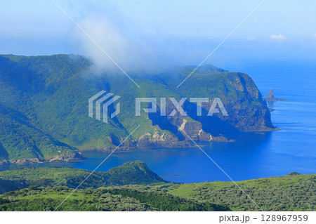 【島根県】摩天崖から見た国賀海岸(隠岐の島 西ノ島) 【島根県】摩天崖から見た国賀海岸(隠岐の島 西ノ島) 128967959