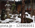 雪の積もった灯籠 128968081