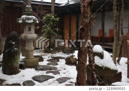 雪の積もった灯籠 128968081