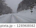 雪の積もった道路 128968082