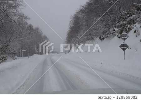 雪の積もった道路 128968082